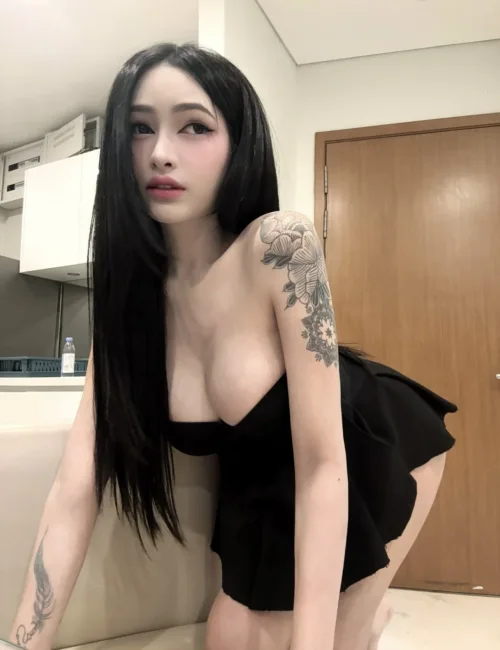 Queency photo 1, asian, athletic, black hair, 167 cm, 54 kg, Medium bust, Hong Kong
