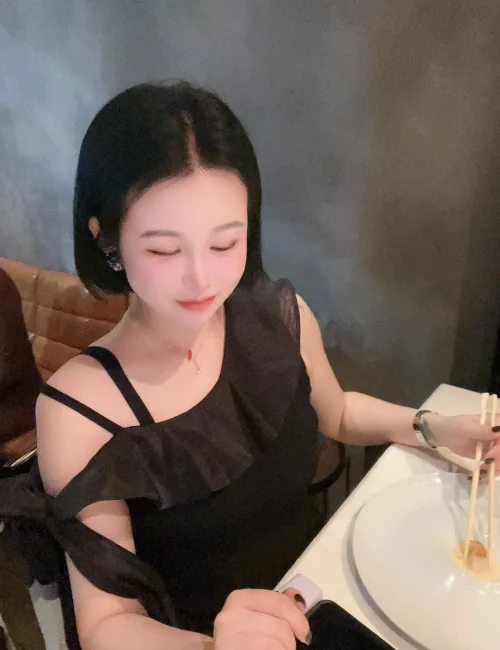 Wanying photo 1, asian, petite, black hair, 157 cm, 49 kg, Small bust, Hong Kong