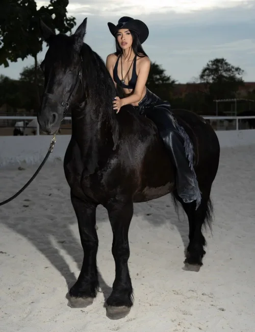 Sabina photo 10, average, black hair, 166 cm, 58 kg, Small bust, Hong Kong