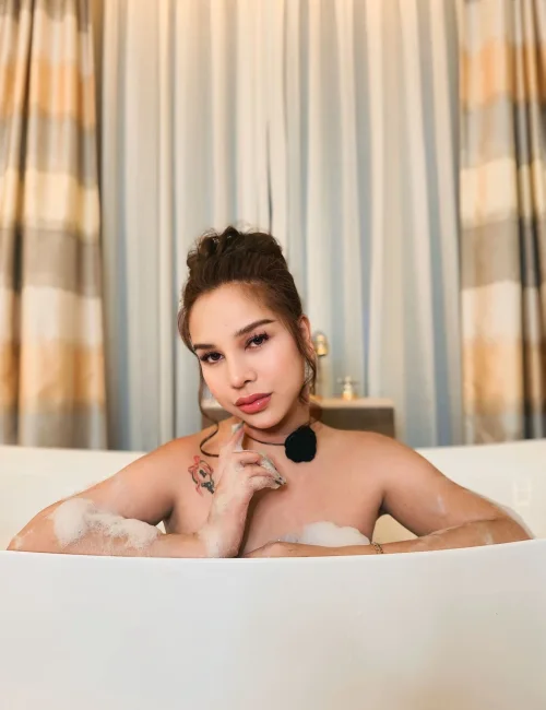 Madeline photo 15, asian, petite, brunette, 160 cm, 49 kg, Medium bust, Hong Kong