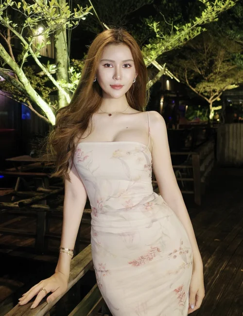 Cloe photo 1, slavic, curvy, brunette, 178 cm, 70 kg, Large bust, Hong Kong