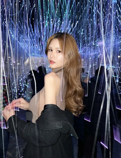 Cloe photo 5, slavic, curvy, brunette, 178 cm, 70 kg, Large bust, Hong Kong