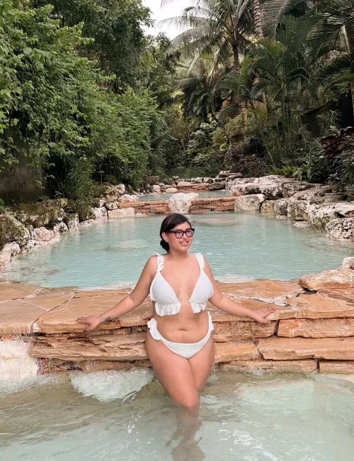 Yoshi photo 17, asian, curvy, black hair, 172 cm, 64 kg, Large bust, Hong Kong