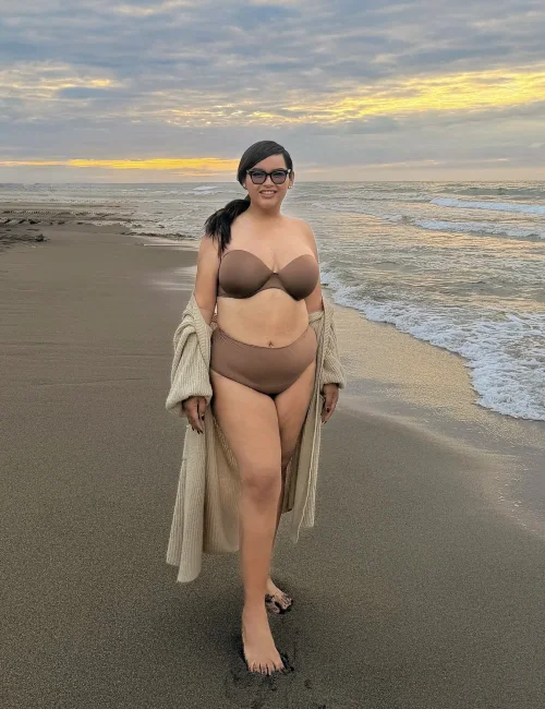 Yoshi photo 9, asian, curvy, black hair, 172 cm, 64 kg, Large bust, Hong Kong