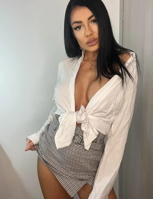 Roxana photo 9, busty, black hair, 167 cm, 57 kg, Large bust, Hong Kong