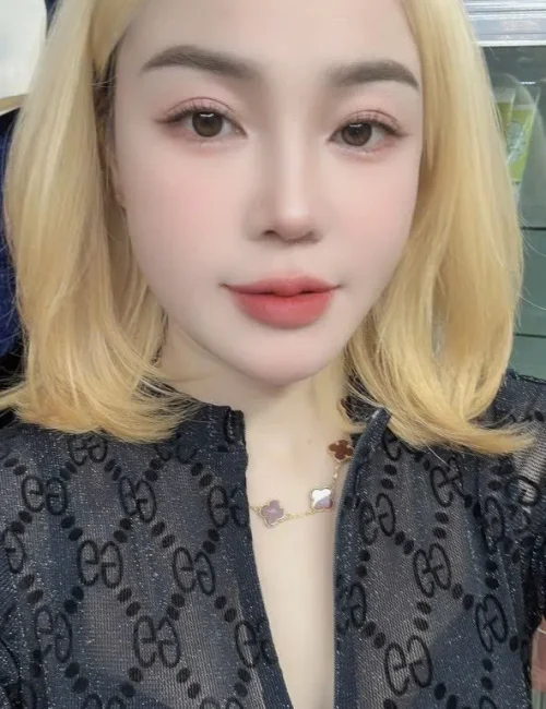 River photo 2, asian, athletic, blonde hair, 166 cm, 56 kg, Small bust, Hong Kong