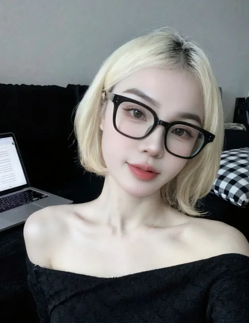 River photo 8, asian, athletic, blonde hair, 166 cm, 56 kg, Small bust, Hong Kong
